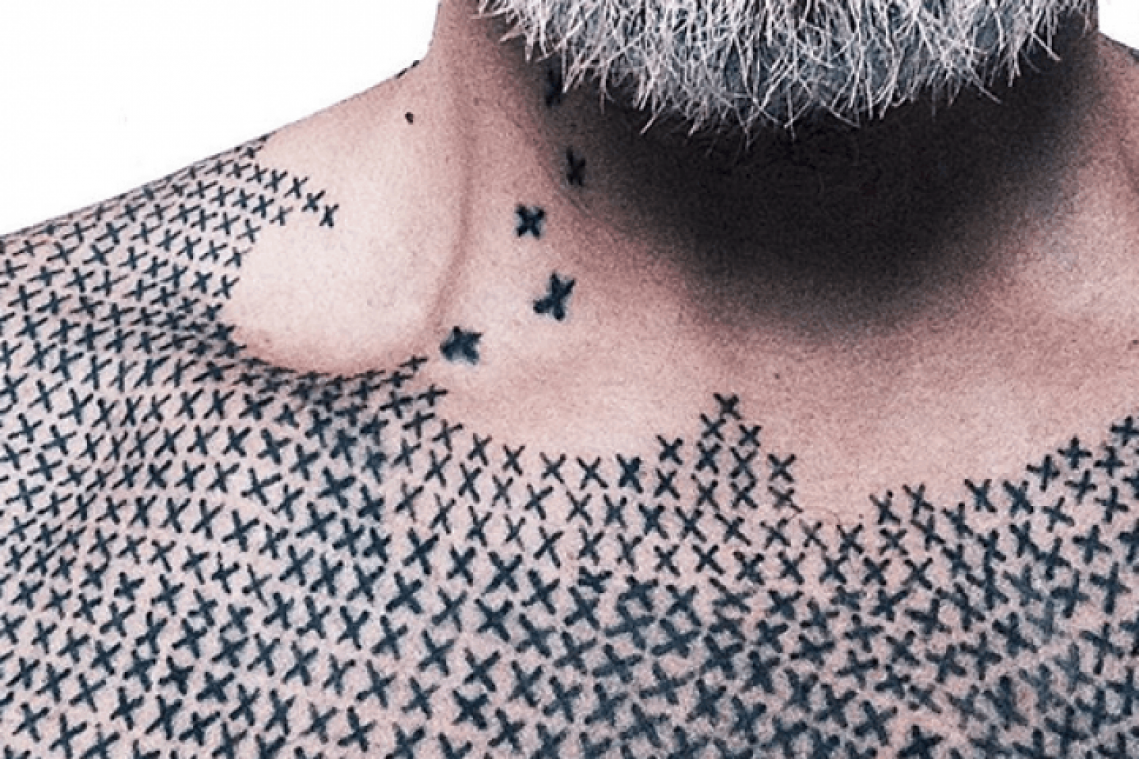 Man bedekt zijn lichaam met 40.000 tatoeages tegen dierenleed