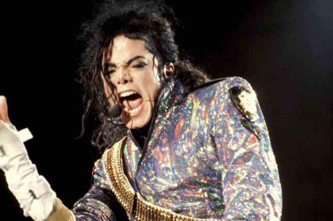 VIDEO. Man laat zich volledig gaan op nummer Michael Jackson