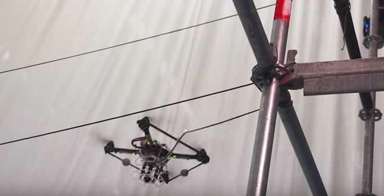 Drones maken volledig zelfstandig een touwbrug