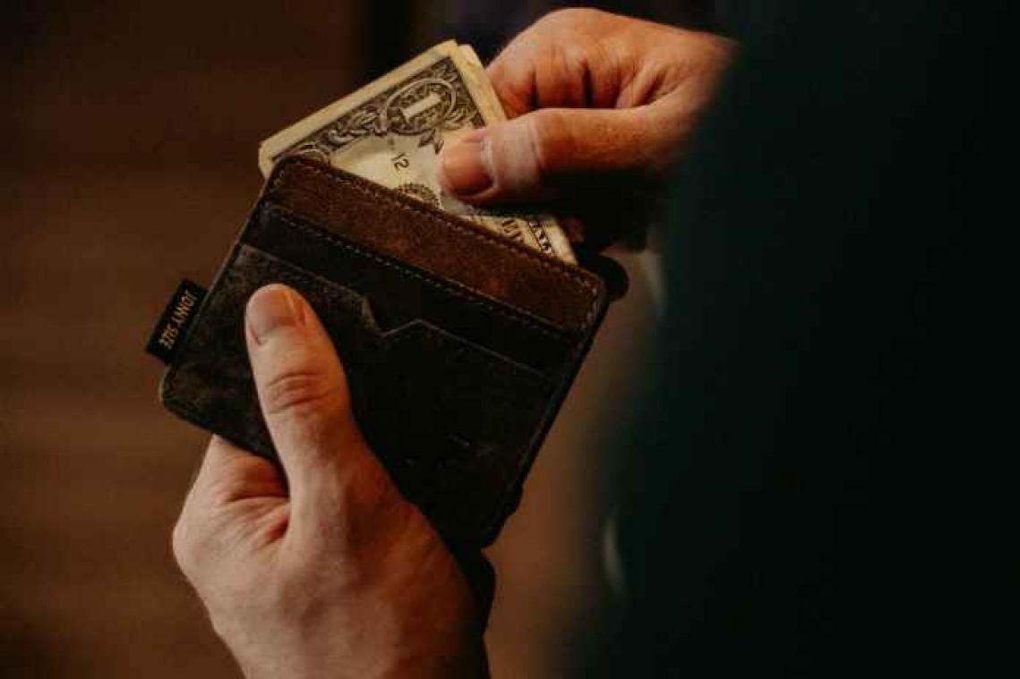 Man krijgt portefeuille terug die hij tien jaar geleden verloor