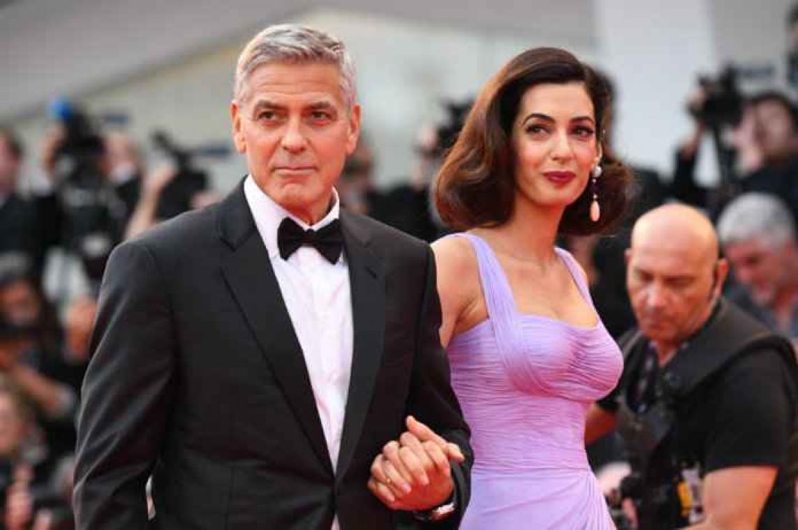 George Clooney deelt koptelefoons uit tegen het gehuil van zijn tweeling
