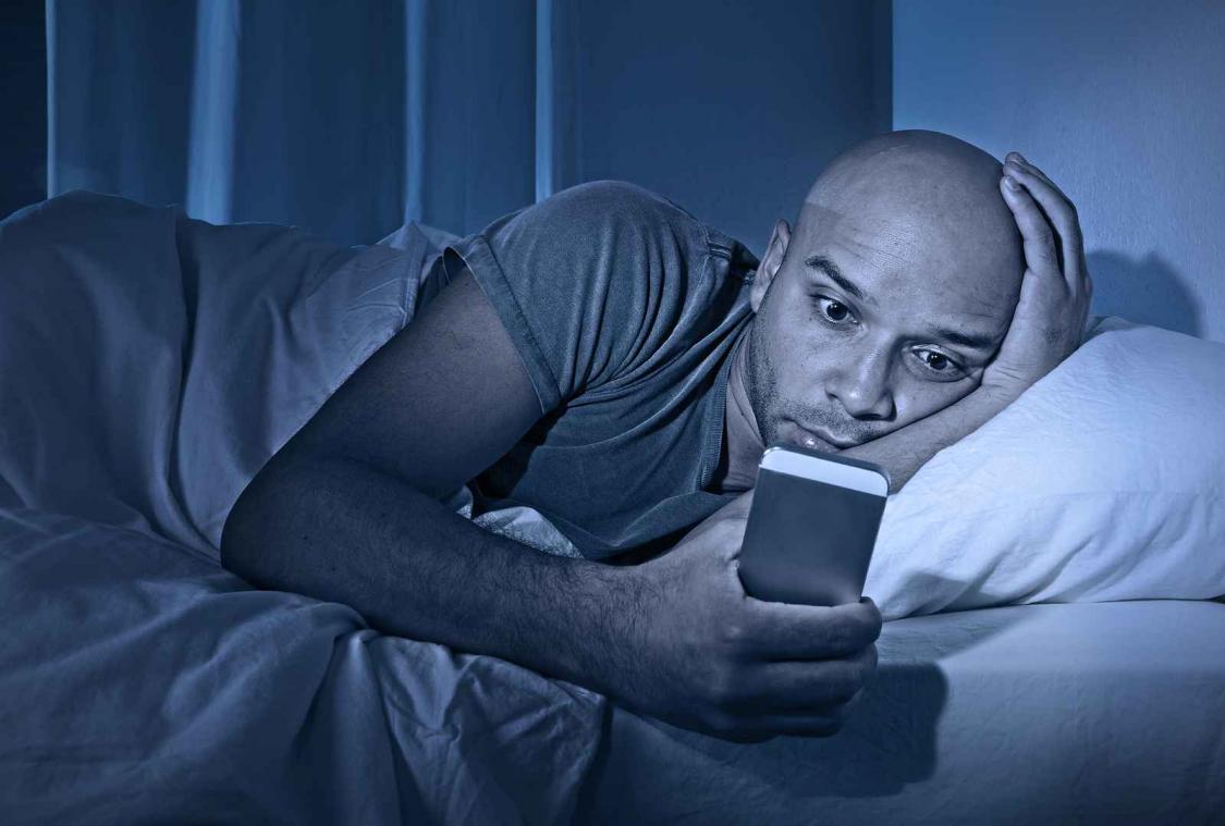 Tijd voor een digitale detox? Het gevaar van slapen naast je gsm onthuld