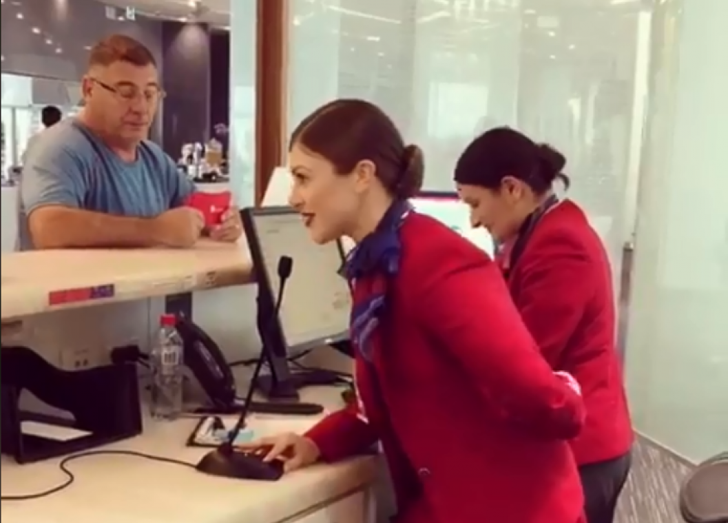 VIDEO. Stewardess verrast passagiers met kerstklassieker