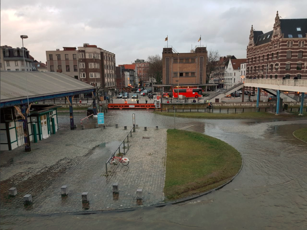 Schelde overstroomt in centrum Antwerpen