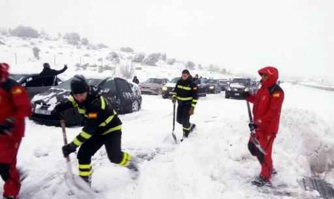 Leger schiet honderden in de sneeuw gestrande automobilisten in Spanje ter hulp