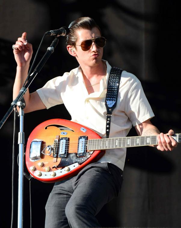 Fans willen baard van Arctic Monkeys-frontman weg
