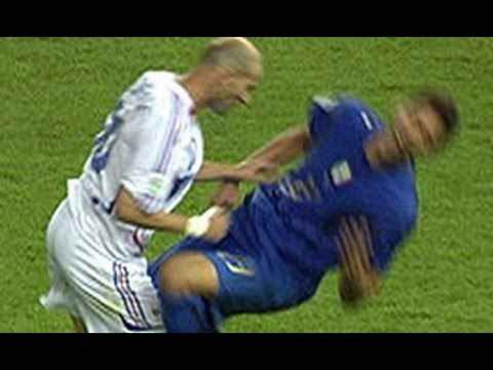 Materazzi plaagt Zidane met kunstwerk van kopstoot