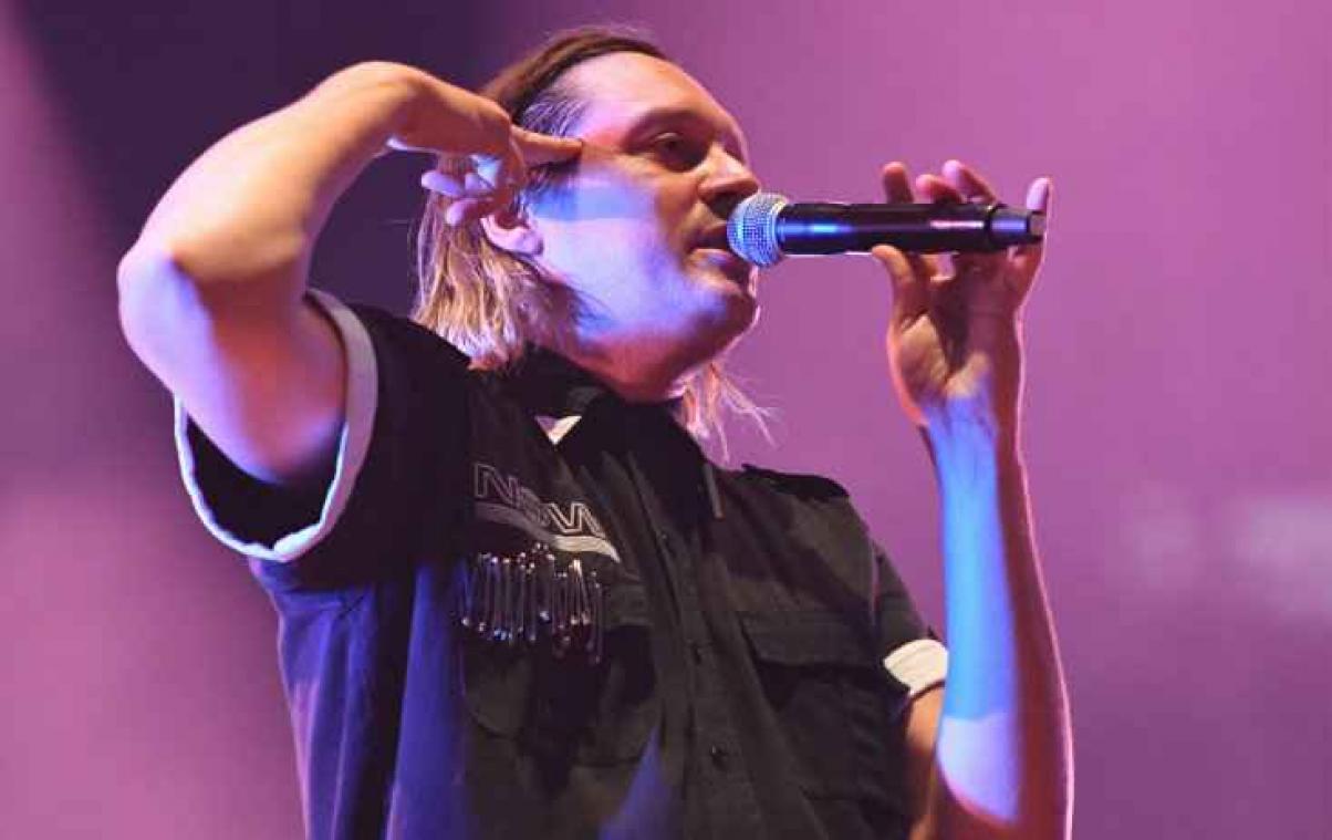 Arcade Fire-frontman verrast met eigen nummer tijdens karaoke