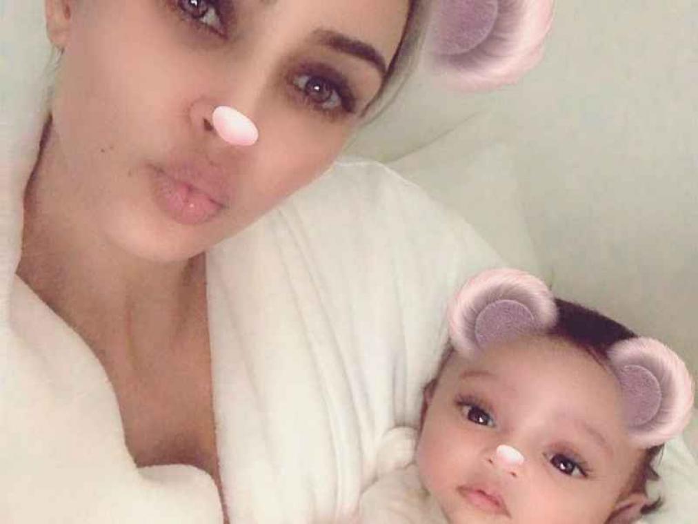 Kim Kardashian deelt eerste foto van dochtertje Chicago