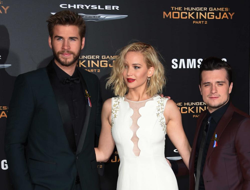Hunger Games-cast steunt Parijs in stilte én met lintjes