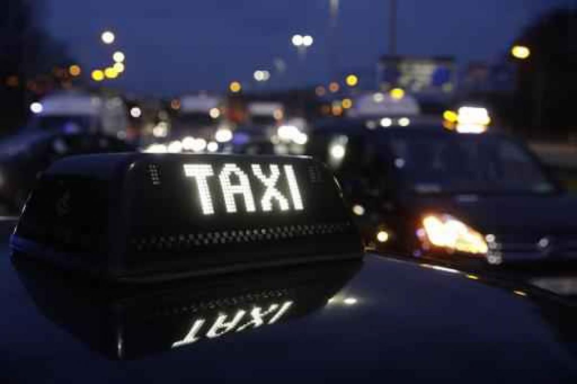 Actievoerende taxi's leggen Brussel lam