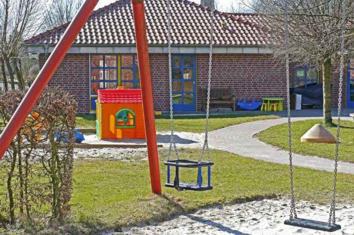 Boze buren installeren alarm voor buitenspelende kinderen