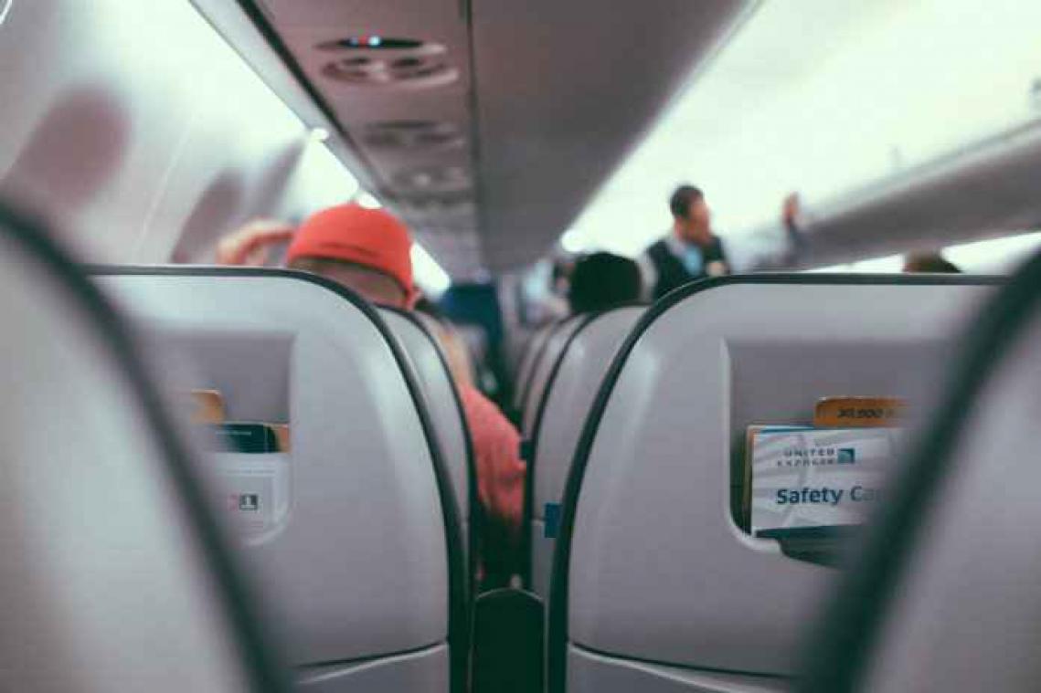 Passagier uit vliegtuig gegooid omdat hij snacks in economy class uitdeelde