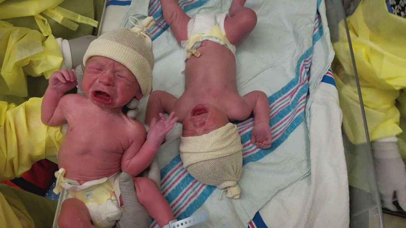 VIDEO. Schattig! Pasgeboren tweeling kan niet zonder elkaar