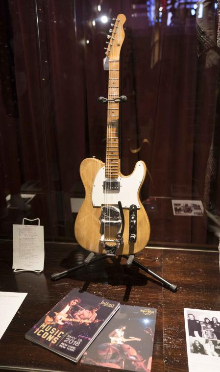 Eerste gitaar waarmee 'elektrische' Bob Dylan tourde, verkocht voor 495.000 dollar