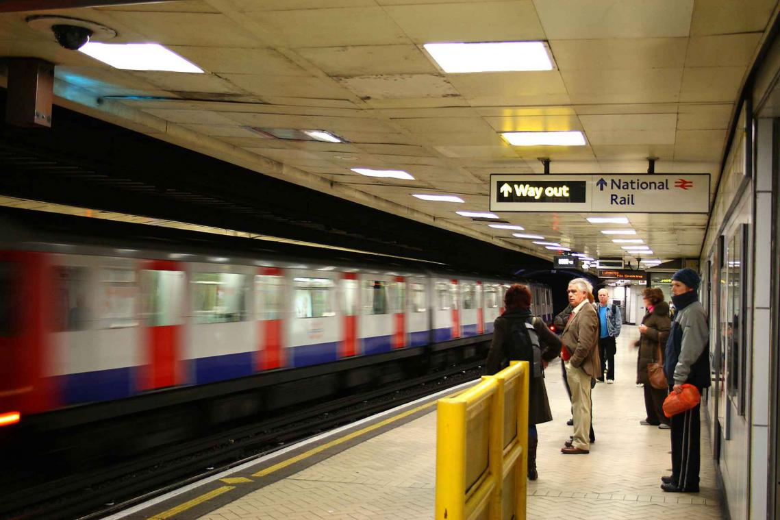 Brit geeft homofoob lik op stuk in metro