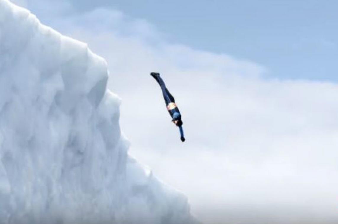 Video. Man duikt van 21 meter hoge ijsberg op Antarctica