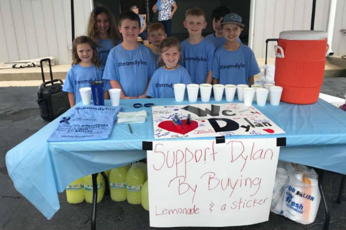 Jongen (9) verdient 6.000 dollar met limonadekraam voor zieke broer