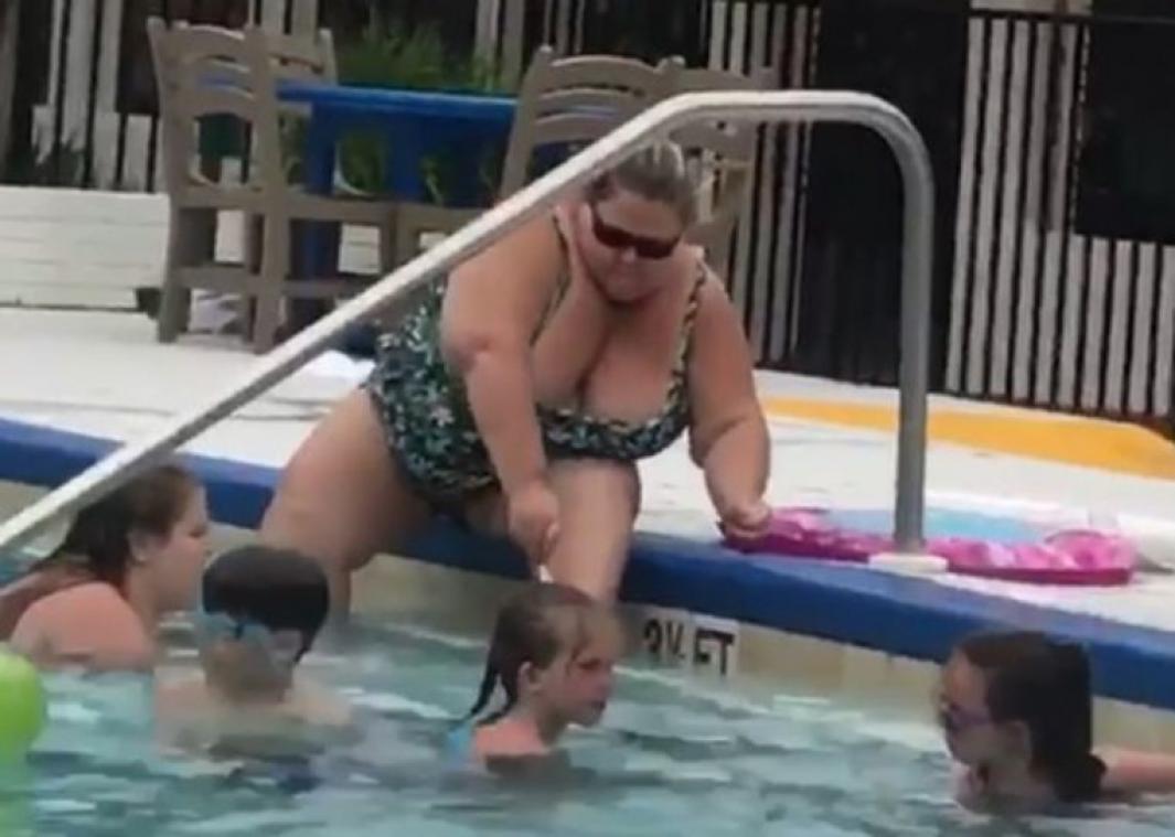 VIDEO. Vrouw shockeert aan de rand van druk zwembad