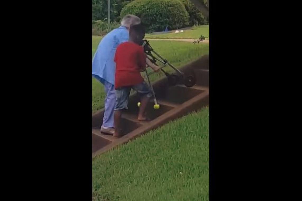 VIDEO. Jongen (8) helpt oud vrouwtje trap op