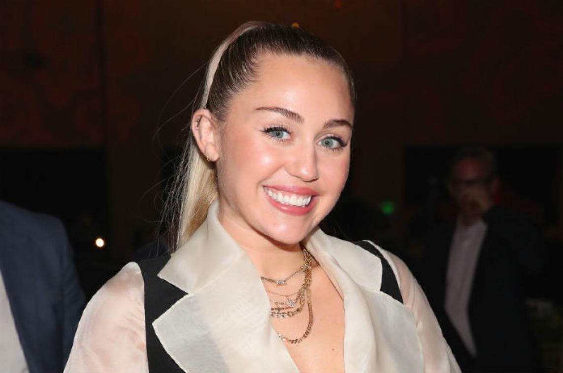 Miley Cyrus is op Twitter open over haar seksualiteit