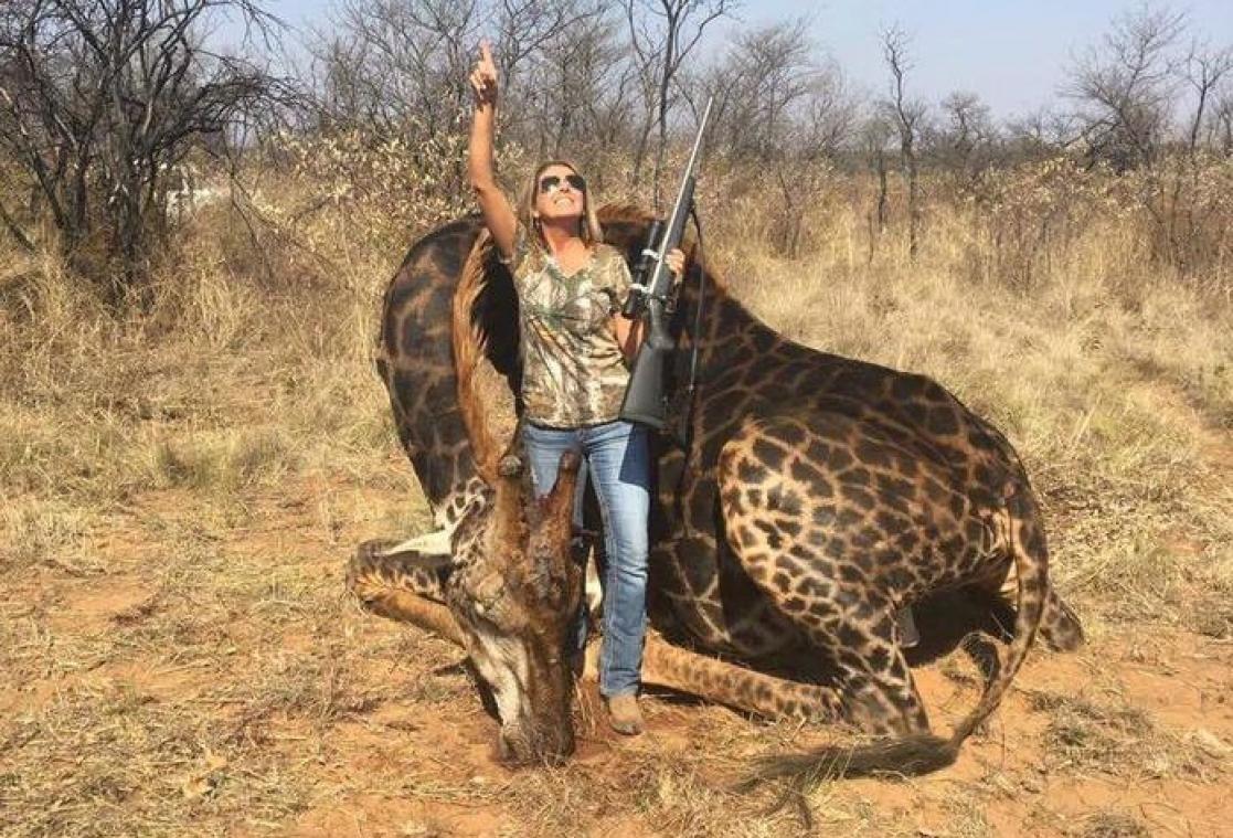 Vrouw schiet zeldzame giraf dood