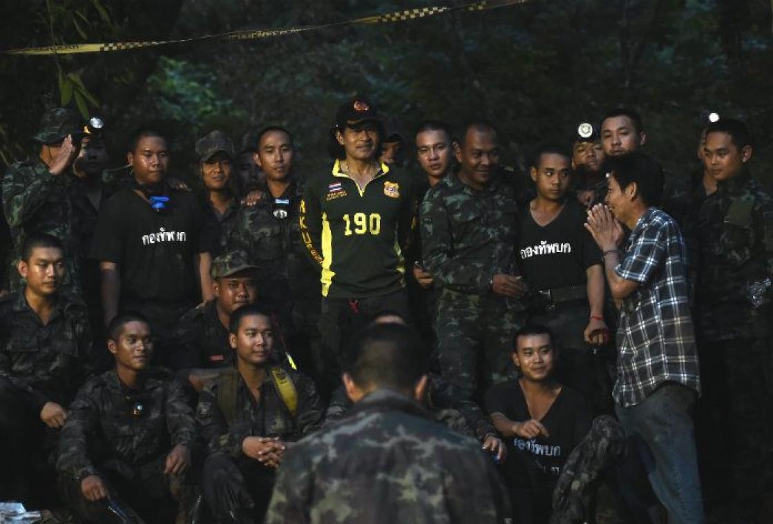 Thaise voetballertjes krijgen duiktraining, evacuatie dringt zich op
