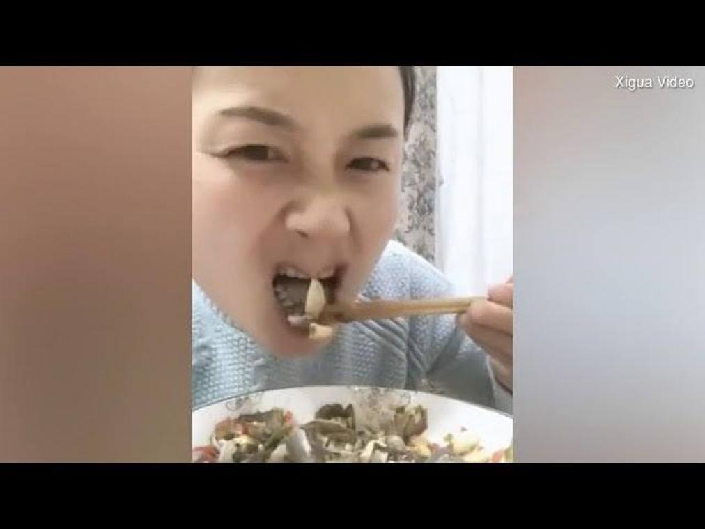 VIDEO. Hilarisch. Vrouw wil krab opeten maar wordt gebeten