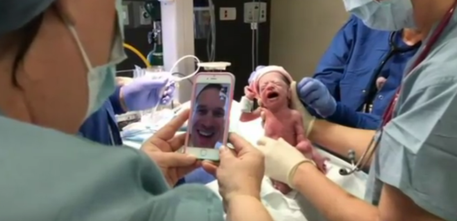 Amerikaanse kapitein ziet vierling geboren worden via FaceTime