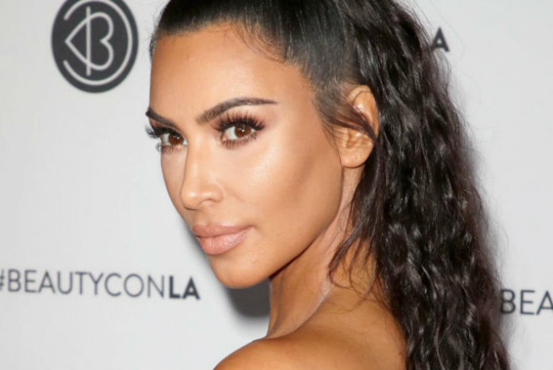 Kim Kardashian aangeklaagd voor nieuwe parfumflesje
