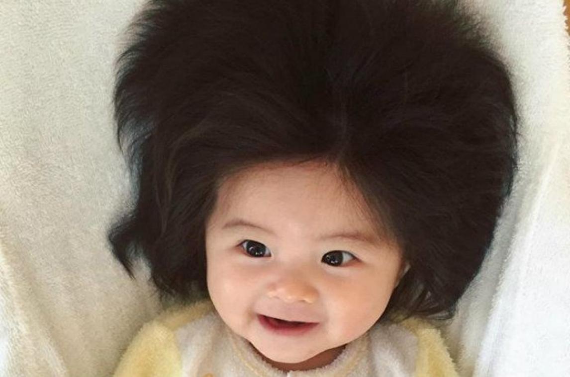Deze Japanse baby heeft énorm veel haar