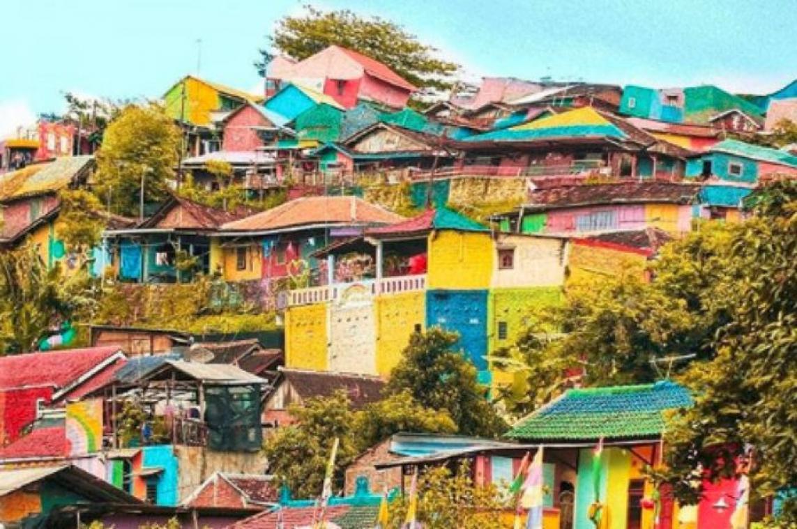 IN BEELD. Kleurrijkste dorp van Indonesië verovert sociale media