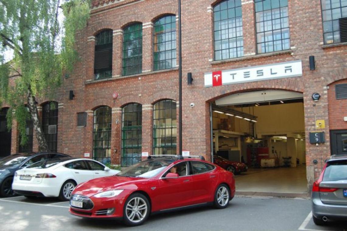 Dieven stelen Tesla, maar vallen stil met een platte batterij