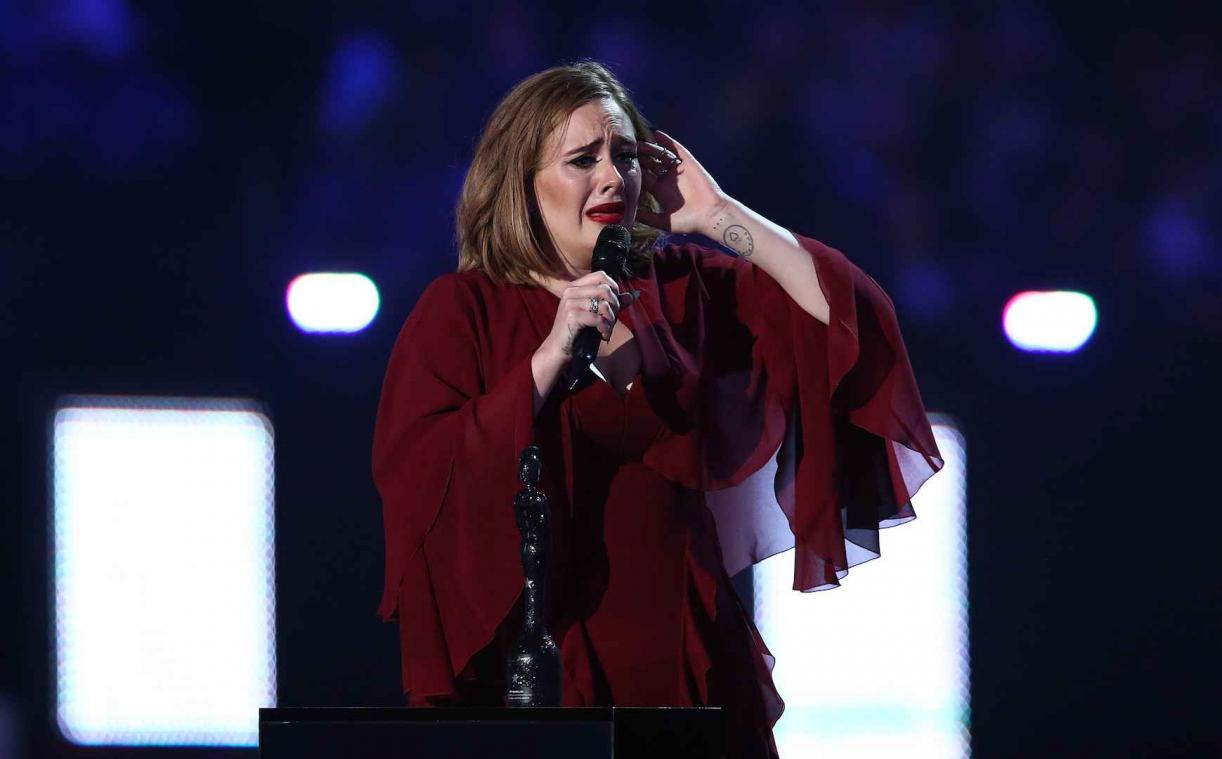 Adele huilt tranen met tuiten bij Brit Awards