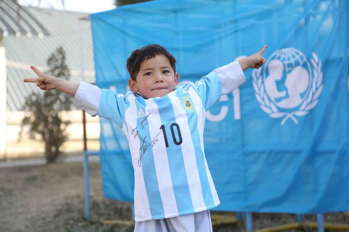 Jongetje krijgt voetbalshirt van Messi