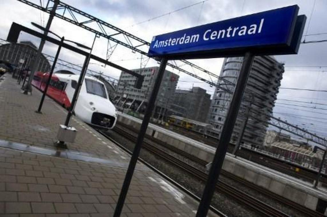 Verdachte neergeschoten na steekincident in Amsterdam-Centraal: station niet ontruimd