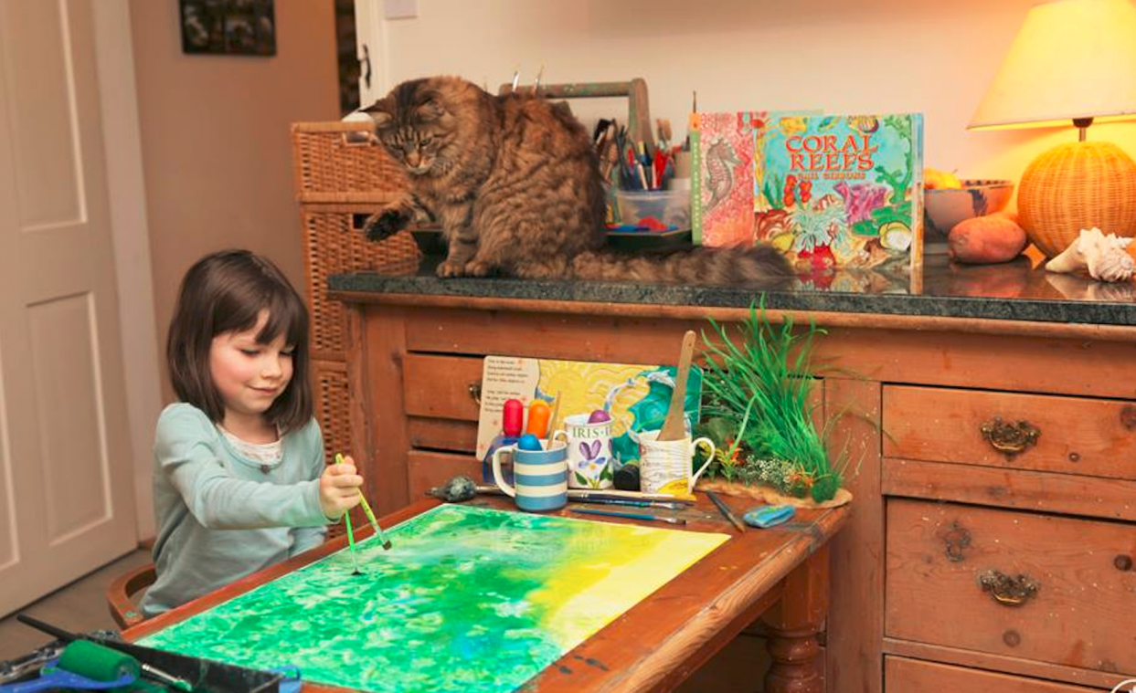 6-jarig meisje met autisme maakt wondermooie schilderijen