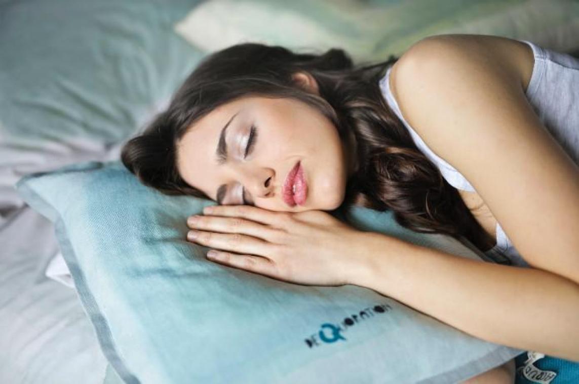 Dankzij deze zes tips slaap je toch goed bij warm weer