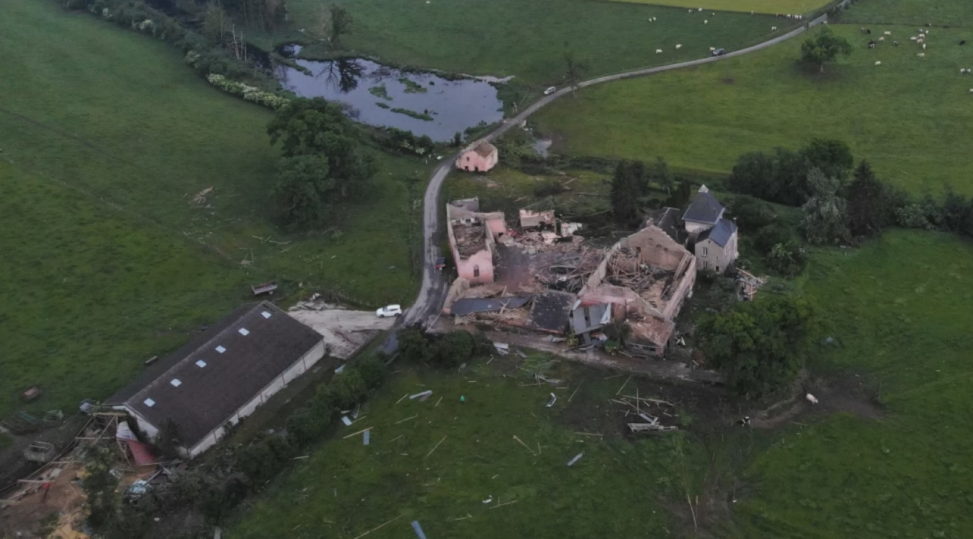 WOW. Tornado op Belgische bodem verwoest eeuwenoude boerderij (video’s)