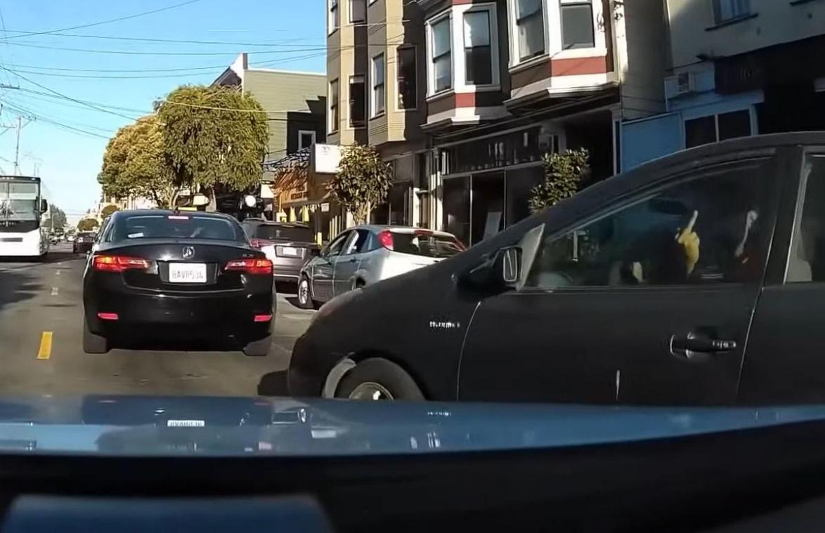 Toyota Prius-bestuurder steekt middelvinger op, maar dan grijpt karma KEIHARD in (video)