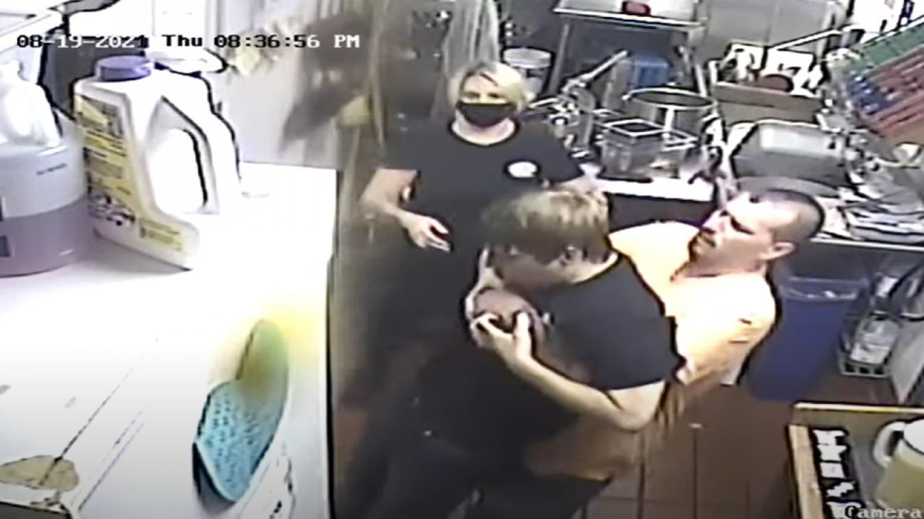 WOW. Man redt het leven van een jongen die dreigt te stikken in restaurant (video)