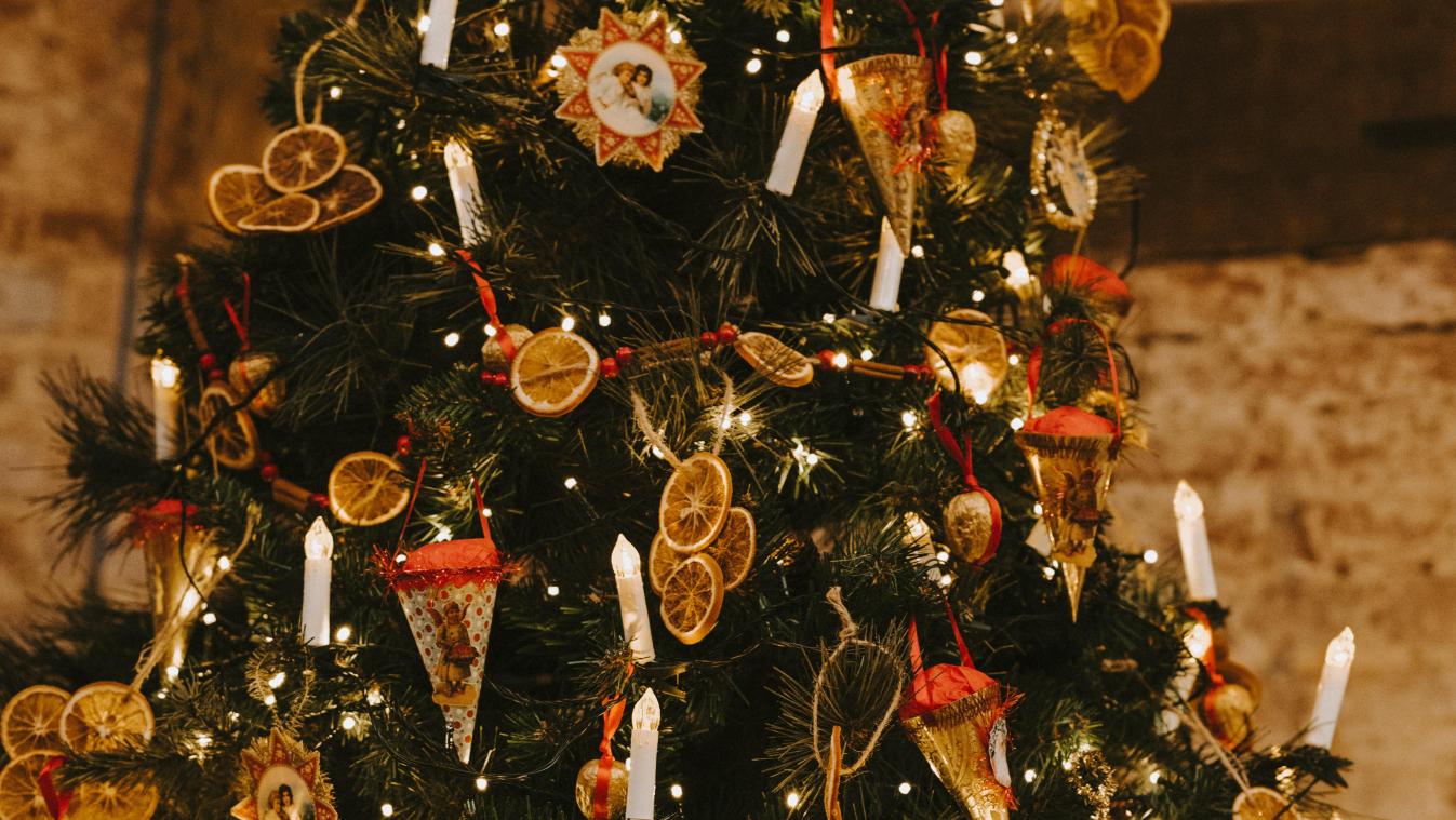 Deze TikTok-hack laat zien hoe je het beste je kerstboom kunt versieren