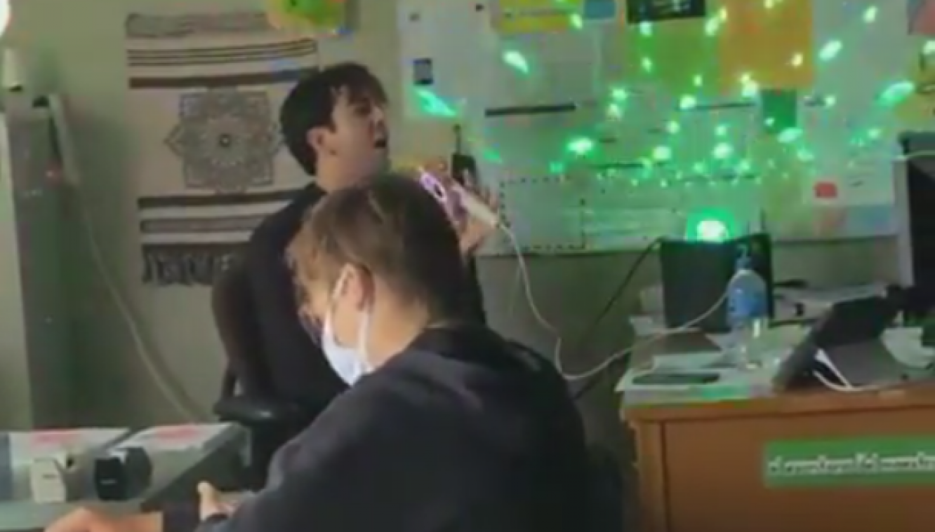Vervangleerkracht ontslagen omdat hij DIT zong voor de klas (video)