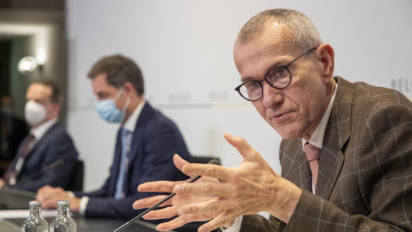 Minister Vandenbroucke weerlegt theorie groepsimmuniteit: «Dan riskeer je zeer ontwrichtende besmettingsgolf»
