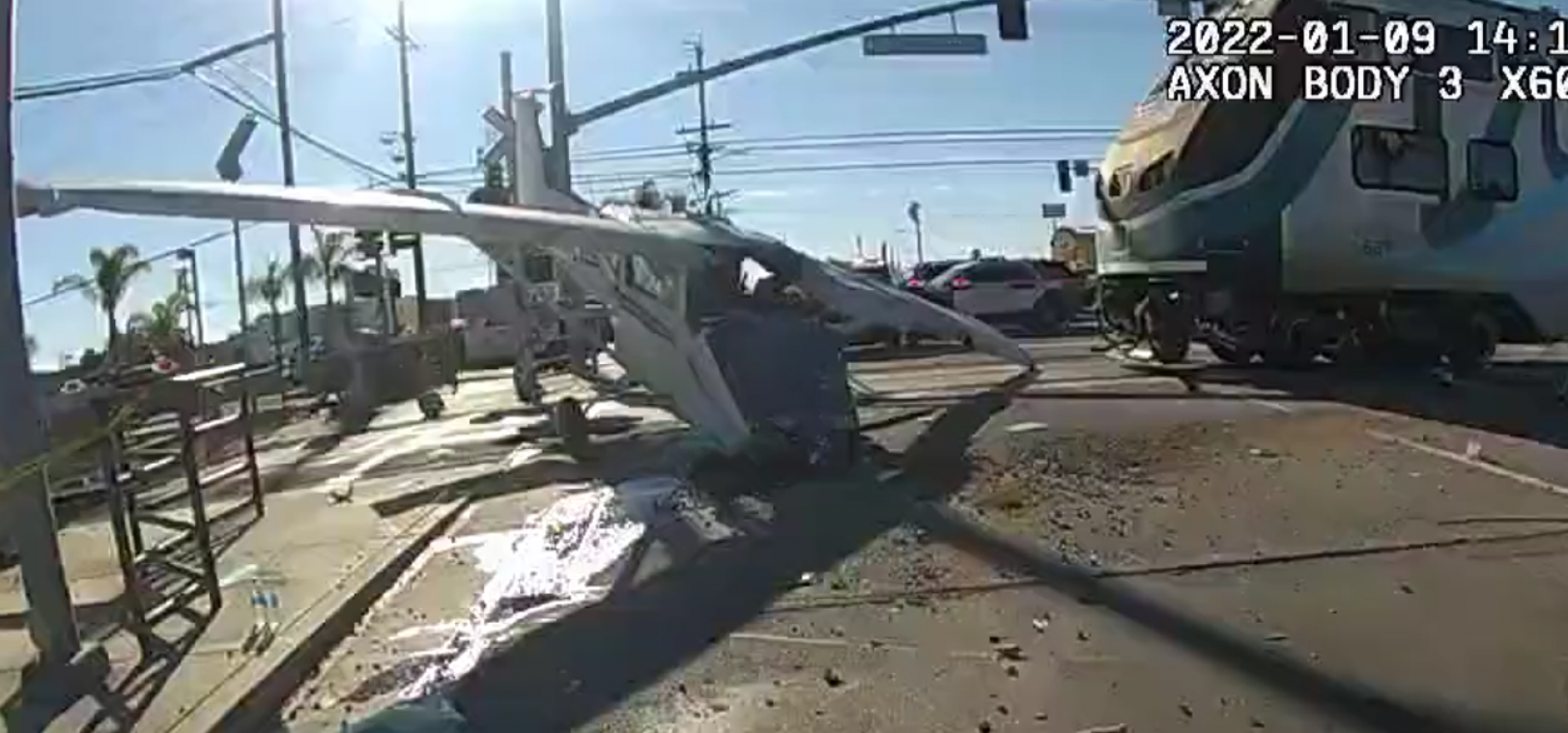 WOW. Piloot van gecrasht vliegtuigje op nippertje gered van aanstormende trein (video)