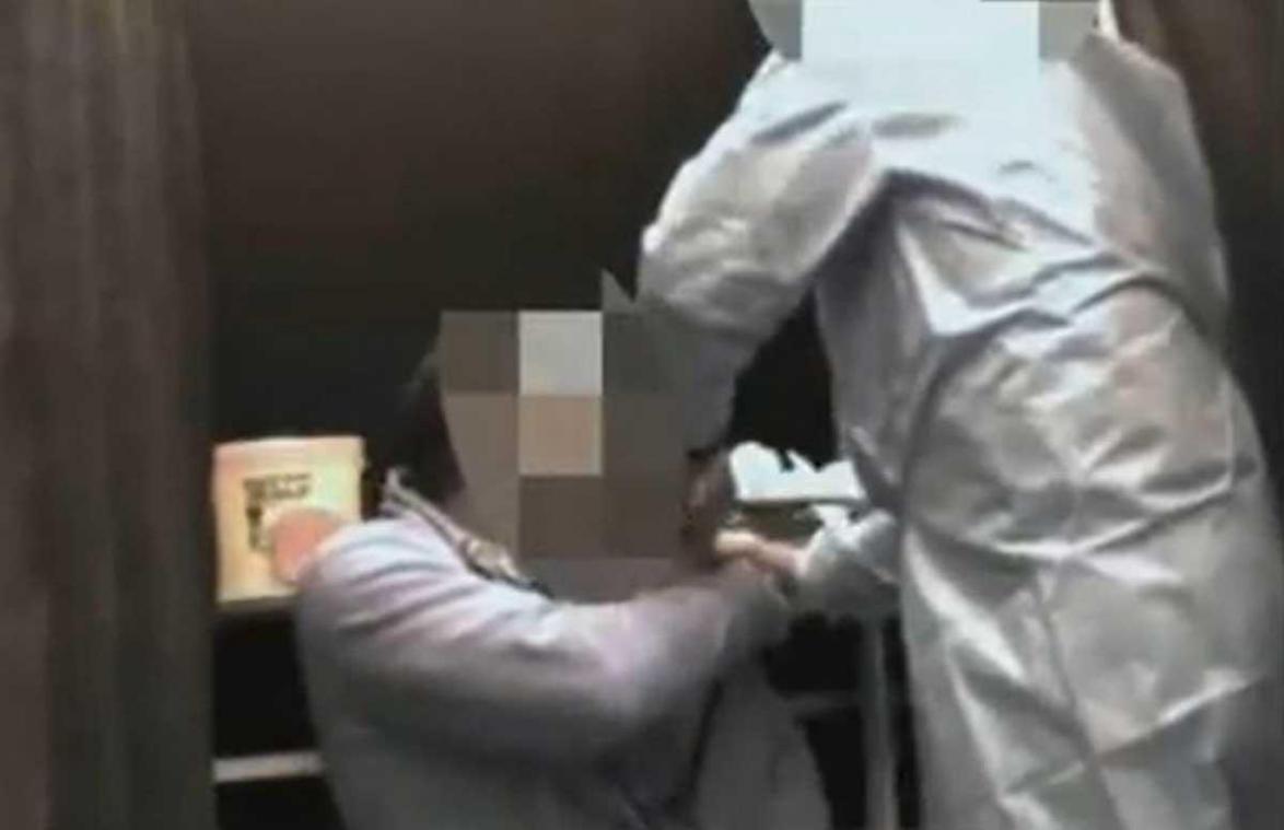 Beelden opgedoken van verpleger die tegen betaling doet alsof hij coronavaccin inspuit (video)