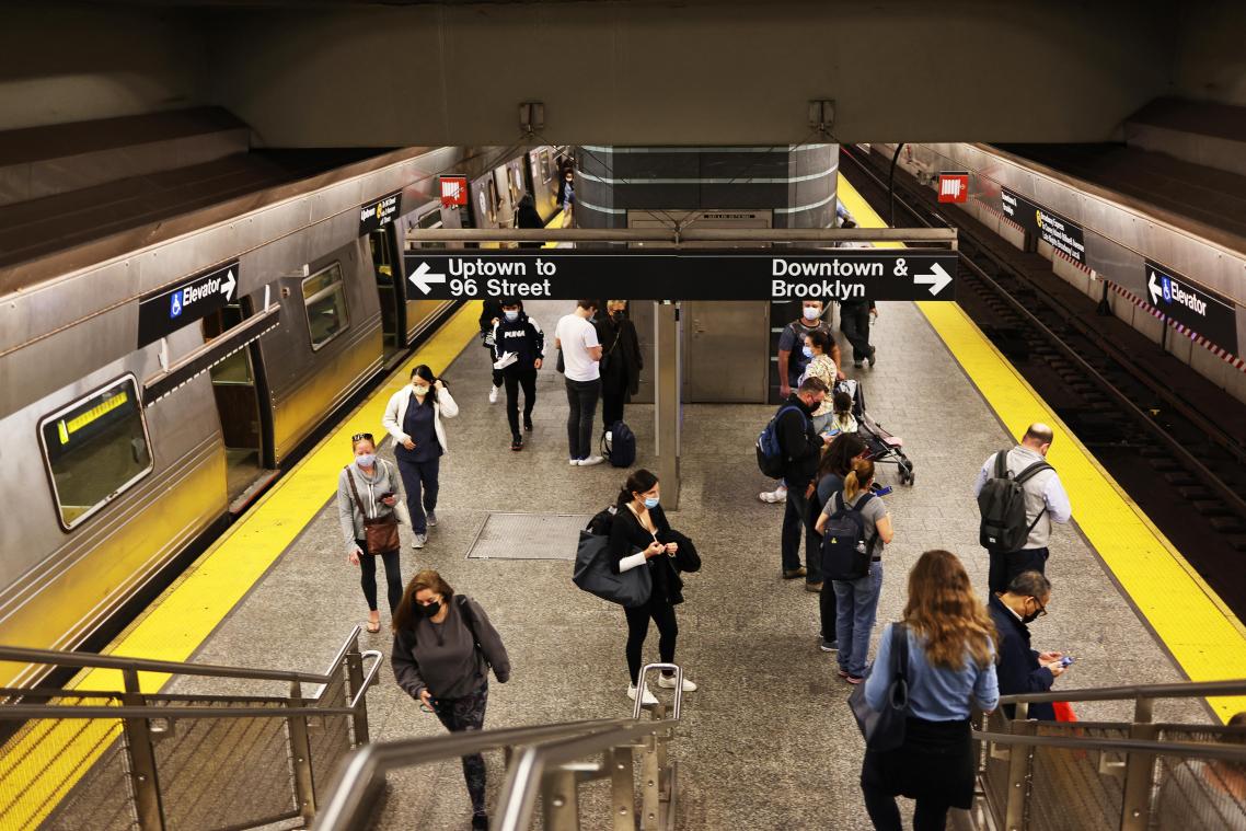 Vrouw sterft nadat ze voor rijdende metro geduwd wordt in New York