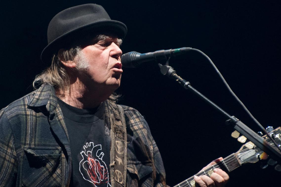 Neil Young dreigt om zijn muziek van Spotify te laten halen na discussie over vaccinatie