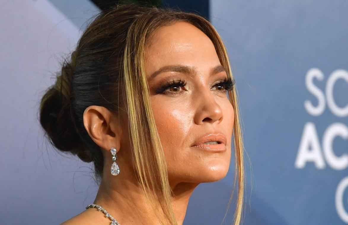 Jennifer Lopez poseert zonder beha op cover van Rolling Stone: «Hoe kan jij 52 zijn?!»