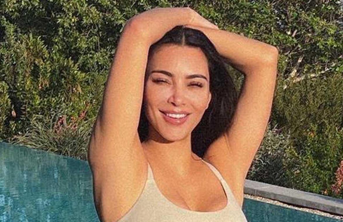 Kim Kardashian reageert op vermoedens dat DEZE foto van haar bewerkt zou zijn